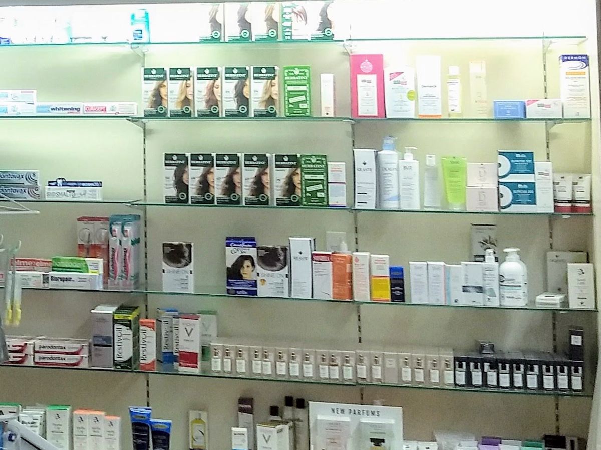 Dettaglio degli scaffali in vetro con creme e prodotti per capelli
